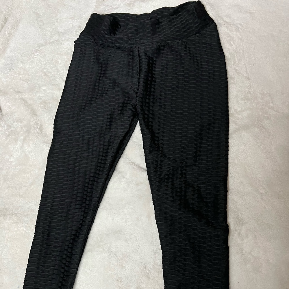 Black leggings, scrunch on the butt, they them leggings from tiktok